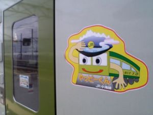 やっピーくんのステッカー。よく見れば他の小海線の車両にも貼ってあった。